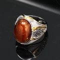 Dettaglio anello vintage da uomo con grande gemma marrone e rilievi incisi a mano - Taglia 7 / Oro Bicolore Pietra Agata