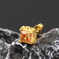 Makroaufnahme von Ohrstecker mit orangefarbenem Zirkon und goldener Vintage-Fassung - Gold Champagner Stein