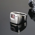 Primer plano de un anillo de banda ancha cuadrada con una piedra preciosa rosa brillante - Talla 7 / Acero Inoxidable Color Plata Zirconia Rosa