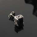 Makroaufnahme von gotischem schwarzem Zirkon-Ohrring mit filigraner Vintage-Metallgravur - Stahlfarbe Schwarzer Zirkon