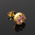 Vue détaillée du clou d'oreille plaqué or avec une pierre précieuse rose facettée - Or Zircon Rose (Unique)