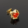 Vue macro d'une boucle d'oreille cœur dorée avec pierre ovale rouge-orange et fermoir papillon - Or Zircone Orange