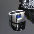 Primer plano de un anillo de sello en acero titanio con piedra cuadrada azulada - Talla 7 / Color Acero Gema Azul