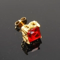 Vista macro di orecchini vintage dorati con zircone rosso e motivi a vite scavati - Oro Zircone Rosso (Pezzo Singolo)