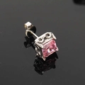 Detailansicht eines quadratischen rosa Zirkonia-Ohrrings in gravierter Titanstahlfassung - Edelstahl Silberfarbe Rosa Zirkonia