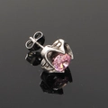 Détail d'un clou d'oreille en zircon rose avec serti griffes argenté et fermoir papillon - Acier Inoxydable Couleur Argent Zircone Rose