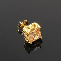 Dettaglio macro dell'orecchino in ambra quadrata con catena dorata e chiusura a farfalla - Oro Zircone Champagne (Pezzo Singolo)
