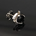 Gros plan sur un clou d'oreille en argent avec pierre noire sur surface miroir - Couleur Acier Zircon Noir