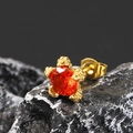 Detaillierte Makroansicht eines goldenen Schildkröten-Ohrrings mit rotem Schmuckstein-Zentrum - Gold Orange Zirkonia