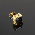 Dettaglio ravvicinato di orecchino retrò con zircone nero e motivi floreali in oro - Oro Zircone Nero (Singolo)