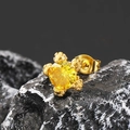 Makroansicht goldener Drachenkrallen-Ohrstecker mit rundem gelbem Edelstein - Gold Gelb Zirkonia