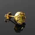 Détail d'un clou d'oreille en titane doré avec pierre vert-jaune sertie couronne sur miroir - Or Zircon Jaune (Unique)