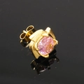 Gros plan d'une puce d'oreille dorée avec un zircon rose serti dans une monture à quatre griffes - Or Zircon Rose