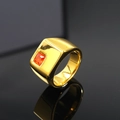 Vista macro del anillo de sello dorado con superficie pulida y gema roja incrustada - Talla 7 / Dorado Strass Naranja