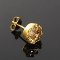 Vue macro de la boucle d'oreille en titane doré avec zircone ronde et bordure nervurée - Or Zircon Champagne (Pièce Unique)