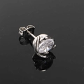Dettaglio di un orecchino a perno in acciaio al titanio argento con zircone rotondo - Tono Argento Zircone Bianco (Singolo)