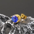 Détail macro d'une boucle d'oreille vintage en or avec un zircon bleu foncé serti couronne - Ton Or Zircon Bleu (Seul)