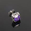 Makroaufnahme violetter quadratischer Zirkon-Ohrstecker mit gravierten Silbermustern - Stahlviolett Zirkonia