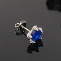 Detail von Drachenkralle-Ohrstecker mit blauem Edelstein auf schwarzer Fläche - Edelstahl Silberfarbe Blauer Zirkonia