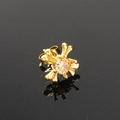 Macro-opname van gouden kruis oorknopjes met fonkelende diamant op zwarte achtergrond - Enkel Stuk / Goud Champagne Strass (Enkel)
