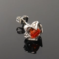 Détail macro d'une boucle d'oreille cœur vintage avec pierre rouge et finition argentée - Couleur Acier Strass Orange-Rouge