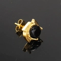 Vue détaillée d'une boucle d'oreille en or avec zircon noir et fermoir papillon - Or Zirconium Noir