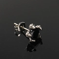 Detailansicht silberner Drachenkrallen-Ohrstecker mit schwarzem Edelstein - Stahlfarbe Schwarzer Zirkon