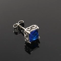Nahaufnahme der Vintage Ohrstecker mit blauem Zirkon und retro-geprägten Metallmustern - Edelstahl Silberfarbe Blauer Zirkonia