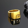 Primer plano de anillo cuadrado dorado con superficie de metal cepillado y pequeño circón - Talla 7 / Oro Circonita Amarilla