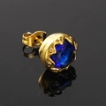 Détail macro d'une monture couronne dorée avec zircon bleu sur fond noir réfléchissant - Or Zircon Bleu (Unique)