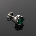 Dettaglio macro di orecchino a bottone in acciaio al titanio vintage con gemma verde - Tono Argento Zircone Verde (Singolo)