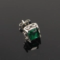 Makroansicht quadratischer Smaragd-Zirkonia-Ohrstecker mit strukturierter Silberfassung - Silber mit grünem Zirkon