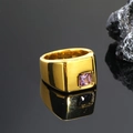 Detalle de anillo de sello cuadrado dorado con acabado cepillado y gema púrpura - Talla 7 / Dorado Circonita Rosa