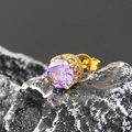 Macro d'une boucle d'oreille rétro en or avec zircon violet et détails gravés - Ton Or Zircon Violet (Seul)