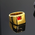 Anillo de titanio dorado para hombre con piedra de rubí roja cuadrada y acabado pulido - Talla 7 / Oro Rojo
