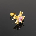 Detail van een kruisvormige gouden oorsteker met een ovale roze edelsteen en glanzende afwerking - Enkel Stuk / Goud Roze Strass (Enkel)