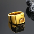 Detalle de anillo cuadrado dorado con circonita ámbar en superficie pulida - Talla 7 / Gema Champán Dorada