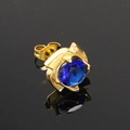 Vue détaillée d'un clou d'oreille doré avec un grand zircon bleu foncé de taille ronde - Plaqué Or Zirconium Bleu