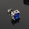 Dettaglio macro di orecchino con zircone blu e trama vintage a rilievo su acciaio - Tono Argento Zirconia Blu (Singolo)