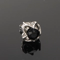 Vue macro d'un clou d'oreille en acier titane vintage avec une pierre noire ronde - Couleur Acier Zircon Noir