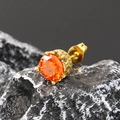 Détail d'une boucle d'oreille rétro en or avec zircon orange sur roche noire texturée - Ton Or Zircon Orange-Rouge (Seul)