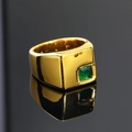 Primer plano de anillo de sello dorado con piedra verde cuadrada sobre fondo negro pulido - Talla 7 / Oro Circonita Verde