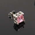 Vista macro di orecchino punk con zircone rosa quadrato e base in acciaio con incisioni - Tono Argento Zirconia Rosa (Singolo)