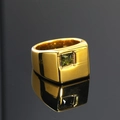Detalle macro de un anillo de sello dorado con una piedra rectangular verde oscuro - Talla 7 / Dorado Strass Verde Oliva