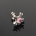 Macro-opname van gotische oorknop met roze edelsteen op zwarte spiegelende achtergrond - Enkel Stuk / Staal Kleur Roze Strass (Enkel)