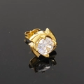 Vue macro détaillée d'un clou d'oreille doré avec zircon clair et fermoir papillon - Or Zircon Blanc