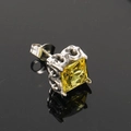 Dettaglio orecchino punk con zircone giallo quadrato e motivi metallici in stile retrò - Tono Argento Zirconia Gialla (Singolo)