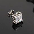 Dettaglio dell'orecchino a lobo in zircone quadrato argento con montatura retrò - Tono Argento Zirconia Bianca (Singolo)