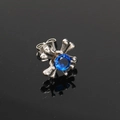 Detailopname van vintage oorknopje met diepblauwe edelsteen op zwart reflecterend oppervlak - Enkel Stuk / Staal Kleur Blauwe Strass (Enkel)