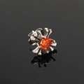 Macro-opname van vintage kruisoorbel met oranje zirkoon op een reflecterende zwarte wand - Enkel Stuk / Staal Kleur Oranje Strass (Enkel)